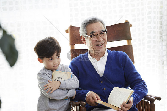 判断强烈的感情窗帘祖父孙子书图片