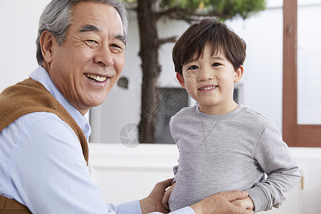 爷爷和孙子一起玩耍图片