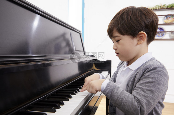 室内男孩们弹钢琴图片