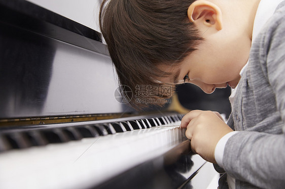 男孩在弹钢琴图片