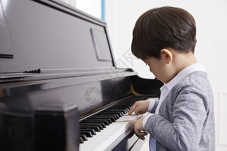 男孩在弹钢琴图片