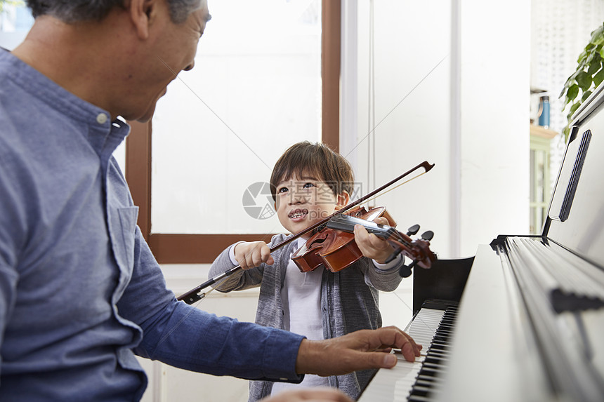 祖父孙子在一起弹钢琴拉小提琴图片
