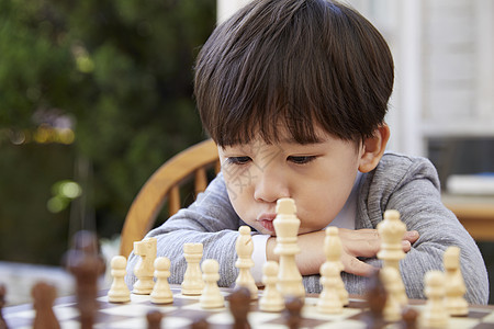 孩子在下国际象棋图片