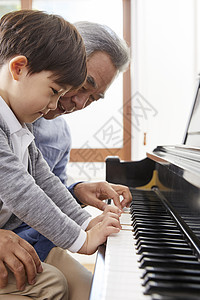 开心祖父教孙子弹钢琴图片