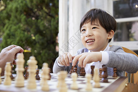 上身椅子亚洲人祖父孙子象棋图片