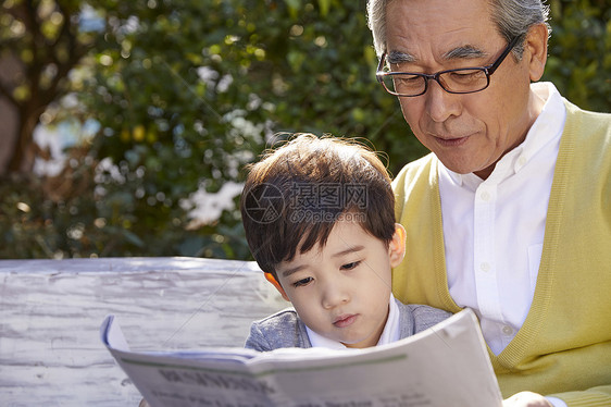 小学生英语大学生祖父孙子长凳报纸图片