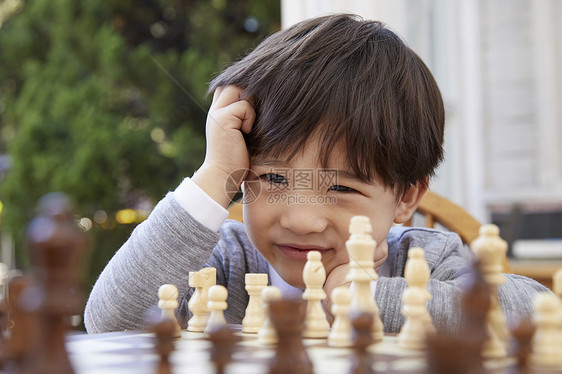 男孩判断国际象棋孩子们下棋图片