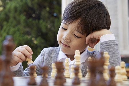 祖父孙子在花园下象棋图片