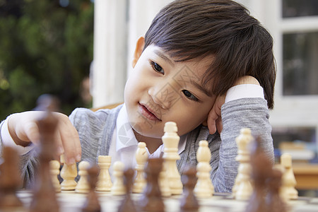 祖父孙子在花园下象棋图片