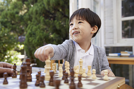 祖父孙子在花园下象棋图片