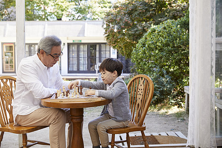 祖父孙子一起下象棋图片