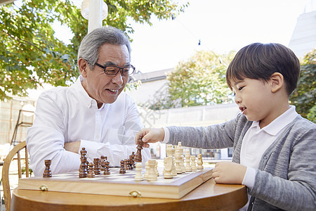 祖父孙子下国际象棋图片