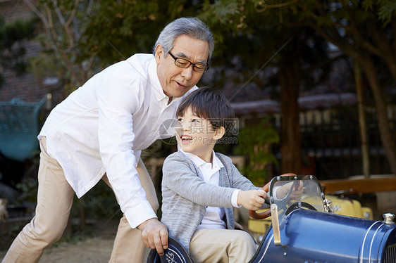 老人和孙子的快乐时光图片