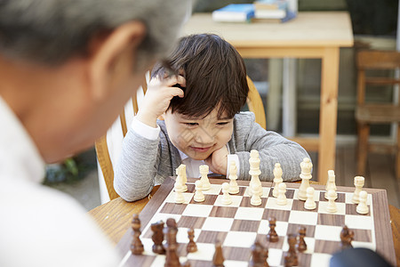 祖父孙子下国际象棋图片