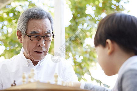 祖父孙子下象棋图片