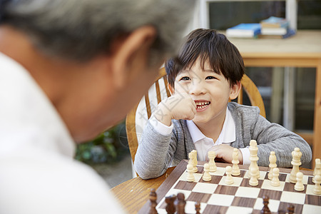 祖父孙子下国际象棋图片