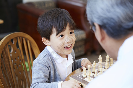 孙子看着爷爷下国际象棋图片