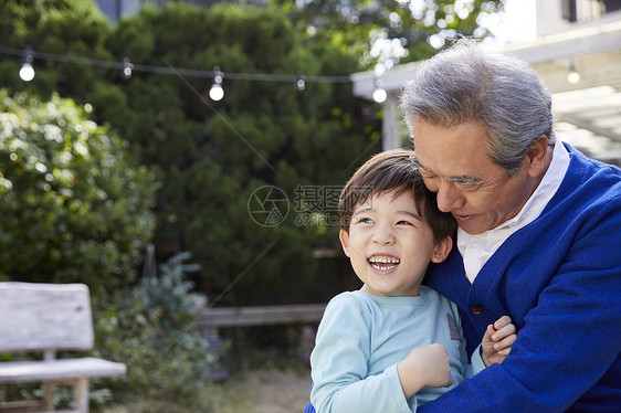 祖父与孙子拥抱图片