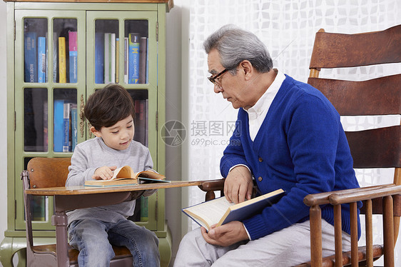 小男孩陪爷爷看书图片