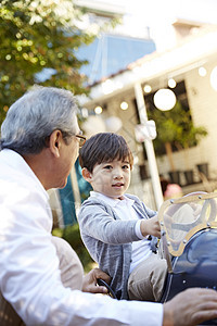 孙子玩小汽车图片