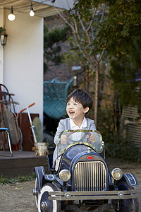 小男孩玩小汽车图片