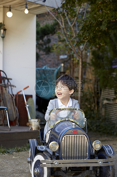 小男孩玩小汽车图片