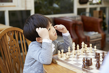 下象棋的小男孩图片