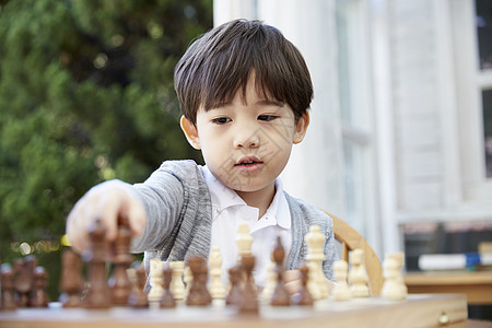 下象棋的小男孩图片