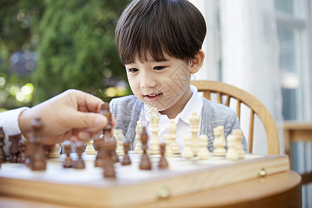 祖父孙子下象棋图片