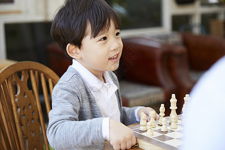 祖父孙子在下国际象棋图片