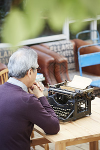 老爷爷坐在打字机前图片