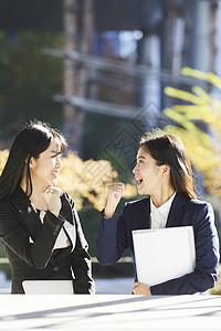 互相加油微笑的青年女性图片