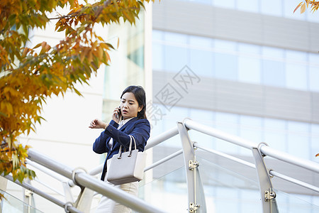 接电话看手机的女青年图片