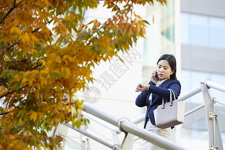 看着手表焦急的年轻女子图片