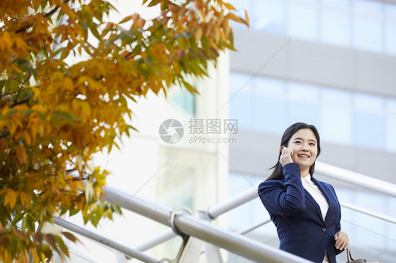 微笑着打电话的青年女性图片