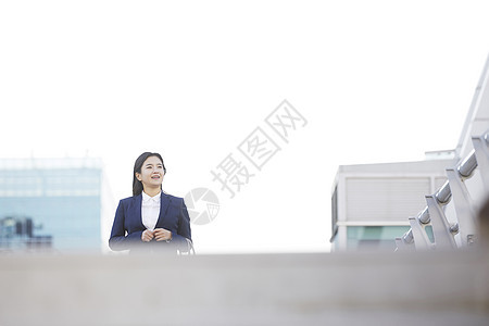 穿着西装的年轻女子图片