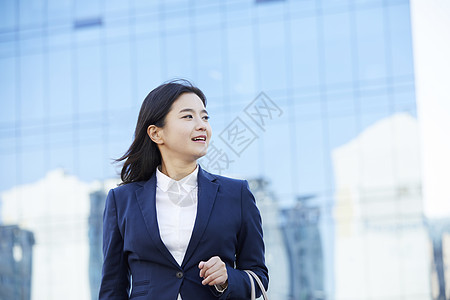 穿着职业装的年轻女子图片