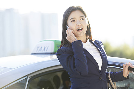 年轻女子开心的接听电话图片