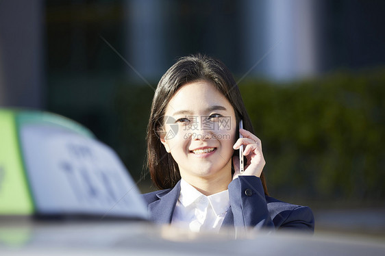 微笑的接听电话的年轻女子图片