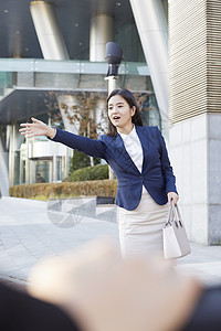 伸手拦出租车的年轻女子图片