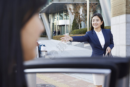 伸手拦出租车的青年女性图片