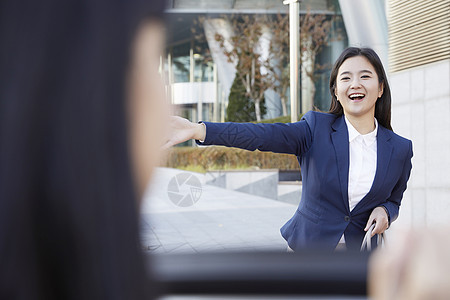 伸手拦出租车微笑的青年女子图片