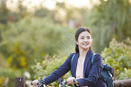 微笑的青年女性图片