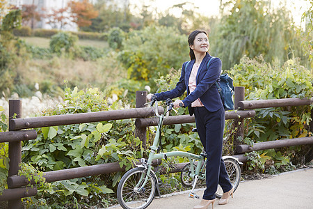 户外推着自行车的成年女子图片