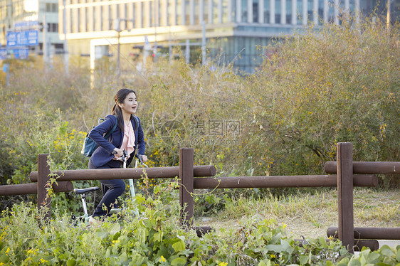 公园里骑行的年轻女子图片