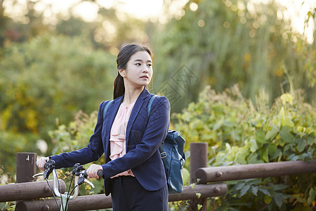 推着自行车行走的女青年图片