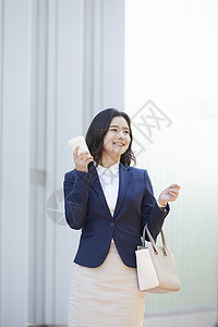 拿着咖啡开心的年轻女子图片