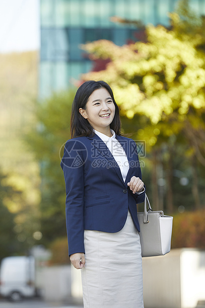 穿着职业装微笑的青年女性图片