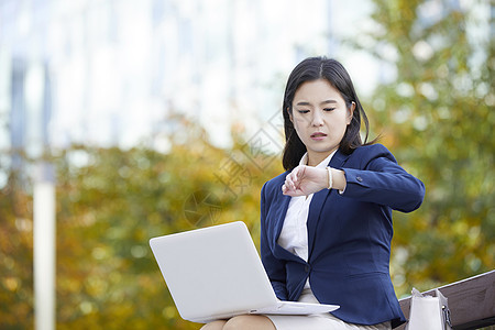 看着时间焦急的年轻女子图片