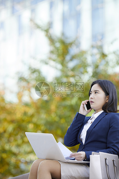 接电话的职业女性图片